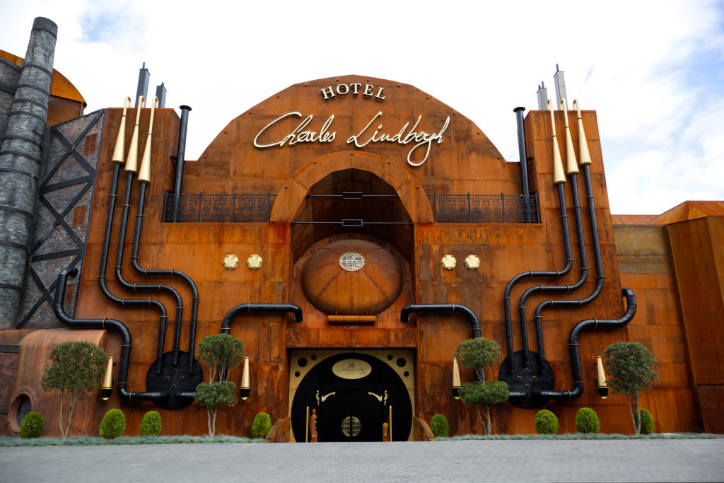 Phantasialand - Deko Fassade - Hotel Charles Lindbergh 2020