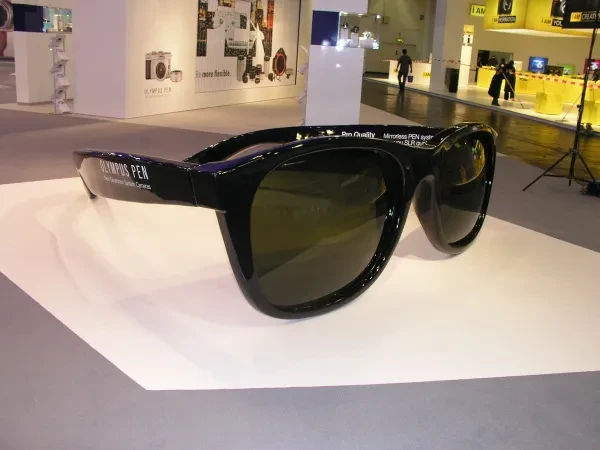 Überdimensionale Sonnenbrille - Messestand Olympus