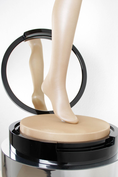 Überdimensionale Puderdose, Falke, 2010